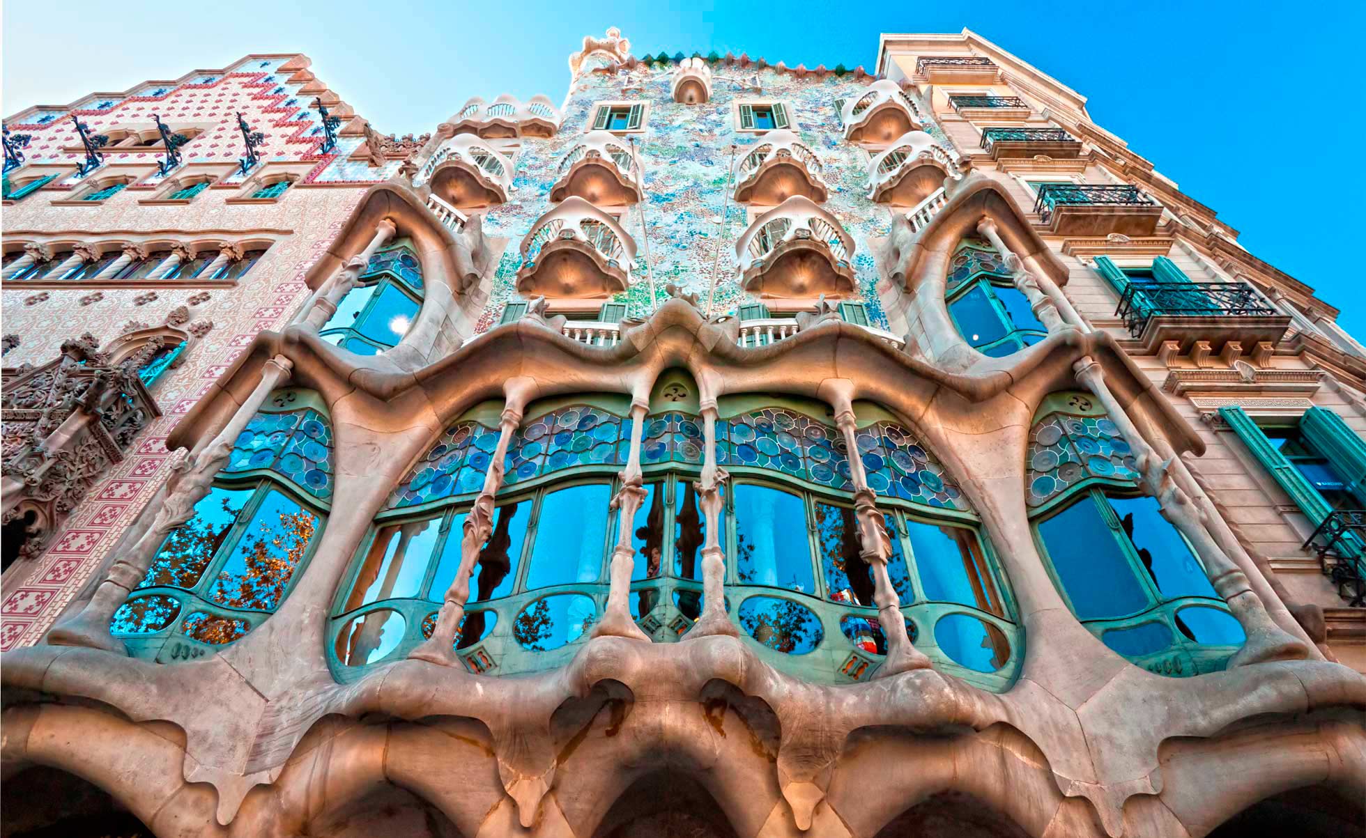Autocar turístico. Imagen excursión Gaudi Barcelona