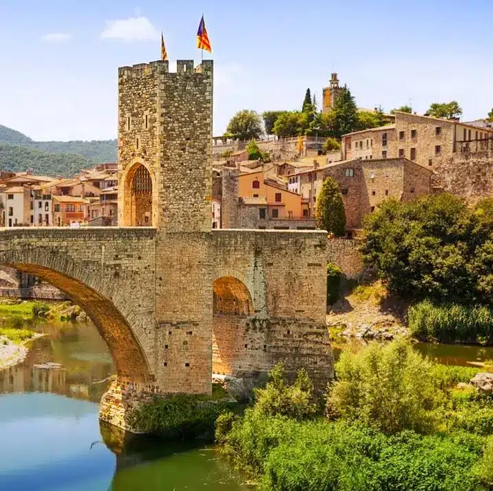 Rutas en Autocar por Catalunya para escuelas e institutos: Besalú, vista puente medieval