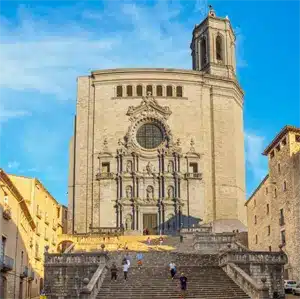 Rutas en Autocar por Catalunya para escuelas e institutos: Girona, vista de la catedral
