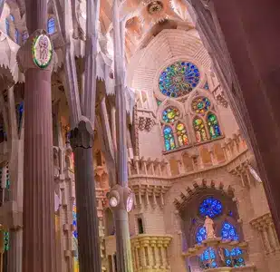 Rutas en Autocar por Catalunya para escuelas e institutos: Sagrada Familia, vista interior